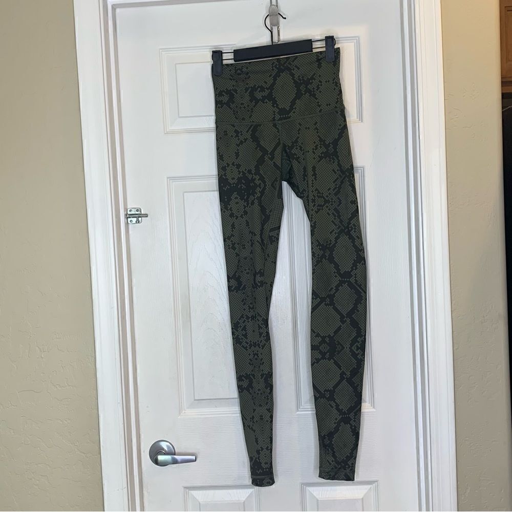 Lululemon green digital camo leggings wunder under Full Length Size 4